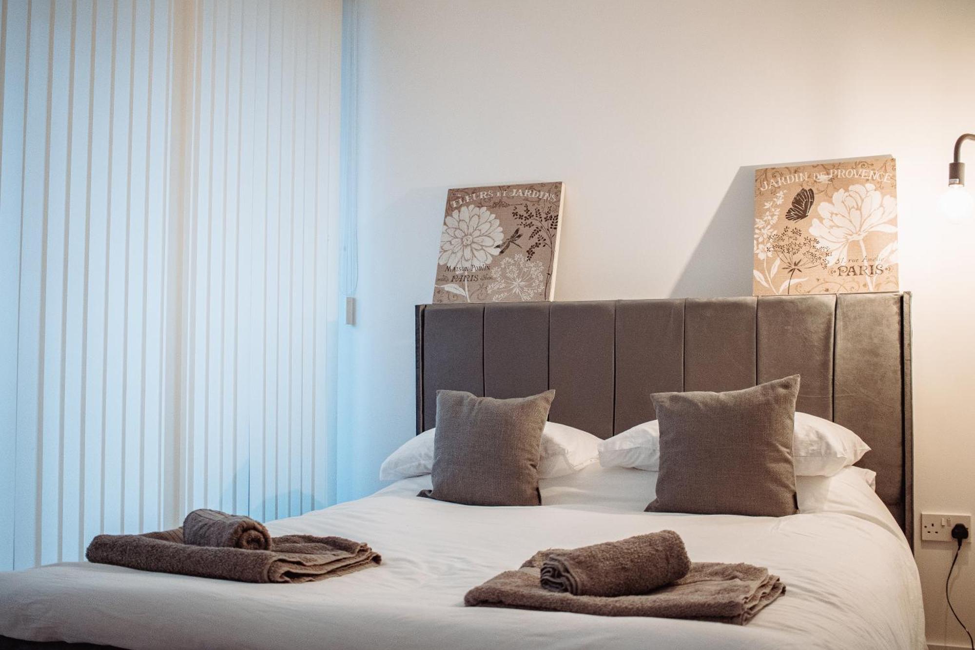 Central & Spacious, Sleeps 8, Perfect For Groups Leeds  Buitenkant foto