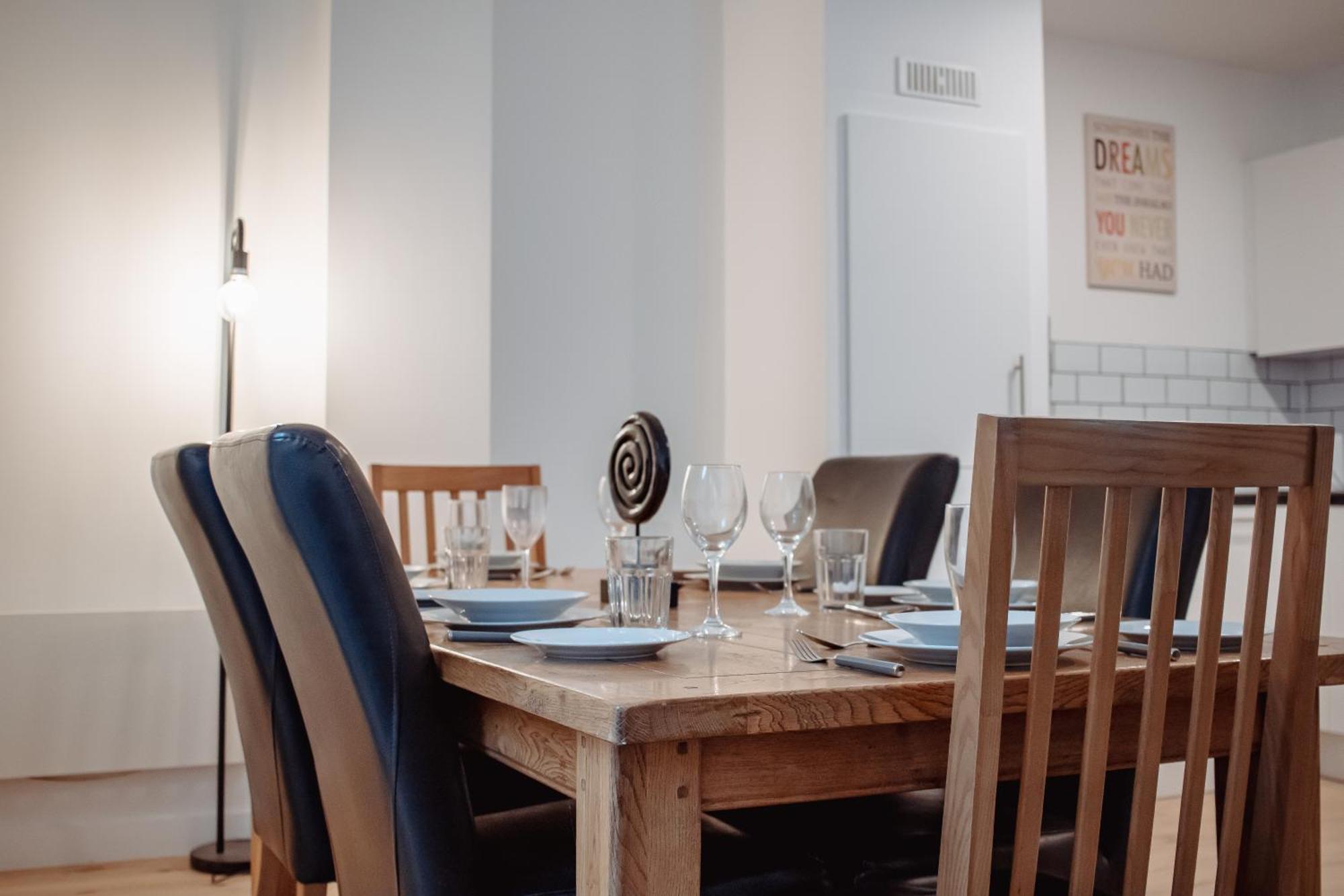 Central & Spacious, Sleeps 8, Perfect For Groups Leeds  Buitenkant foto