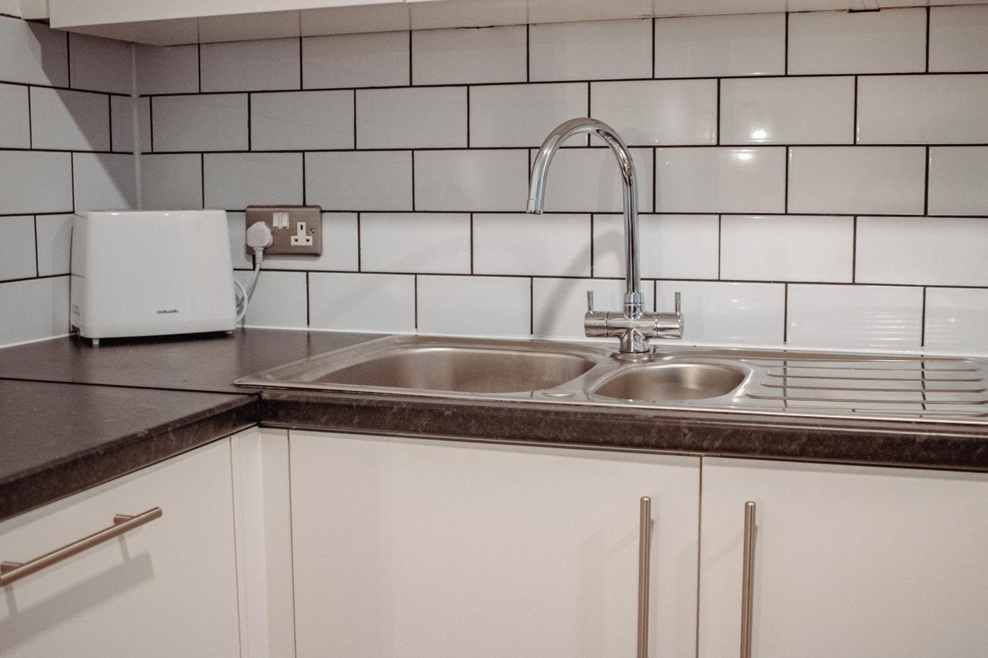 Central & Spacious, Sleeps 8, Perfect For Groups Leeds  Buitenkant foto