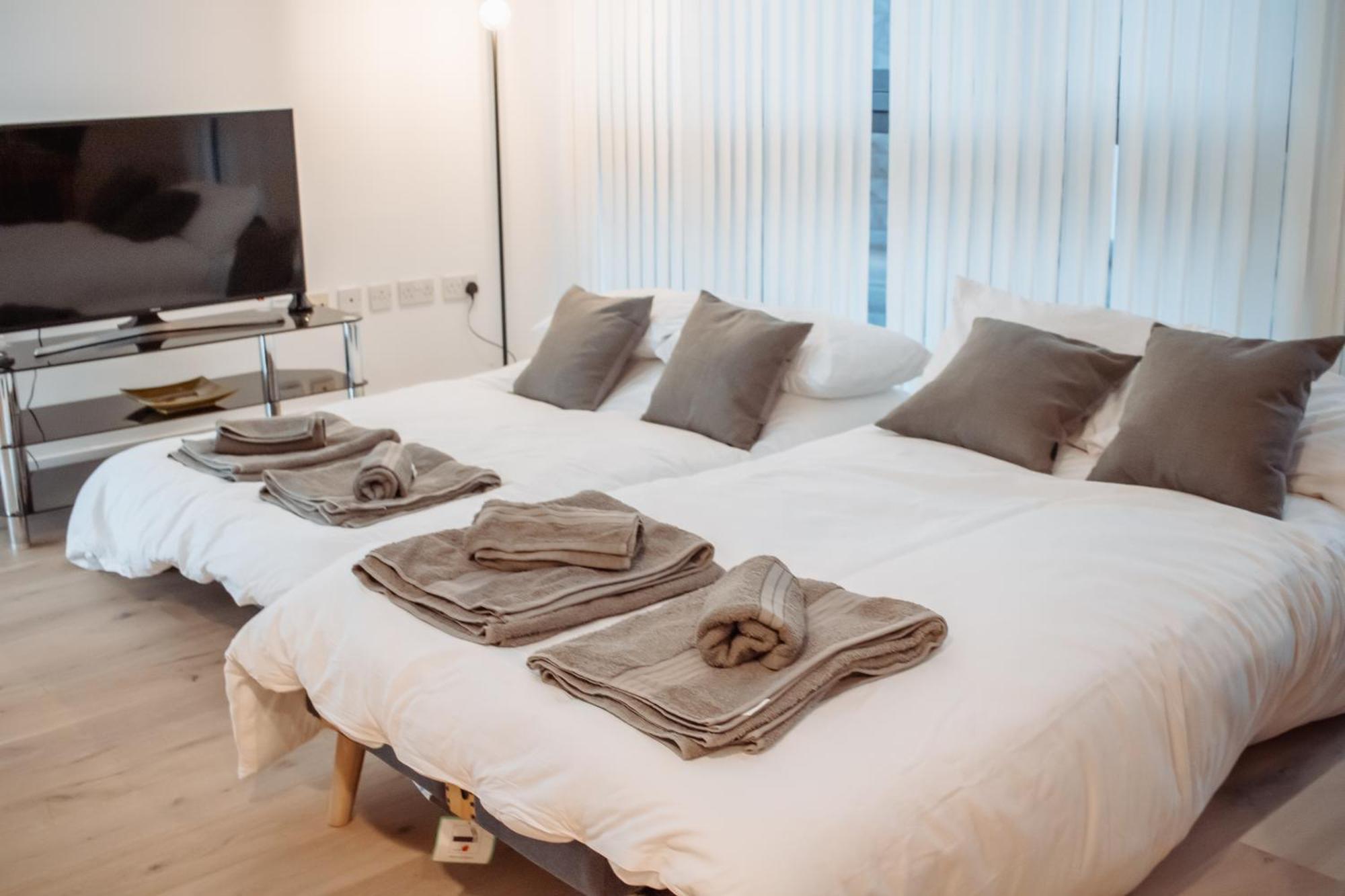Central & Spacious, Sleeps 8, Perfect For Groups Leeds  Buitenkant foto